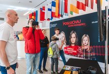 Stoisko kampanijne, dwie osoby korzystają z gogli VR
