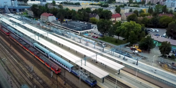 Kadr z filmu Stacja Kraków Płaszów zmienia się dla podróżnych