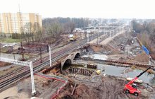Budowa mostu nad rzeką Ełk pracuje sprzęt, fot. Paweł Chamera PKP Polskie Linie Kolejowe SA.