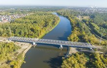 Most kolejowy nad Narwią w Ostrołęce widok z lotu ptaka, fot. Łukasz Bryłowski (1)