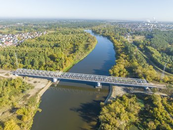 Most kolejowy nad Narwią w Ostrołęce widok z lotu ptaka, fot. Łukasz Bryłowski (1)