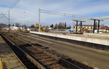 Stacja Oświęcim - konstrukcje nowych peronów i wiat, pracuje dźwig, koparki, fot Dorota Szalacha (1)