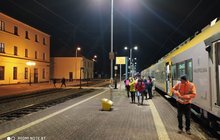 Stacja Stróże - pasażerowie wysiadają z pociągu. autor Dorota Szalacha