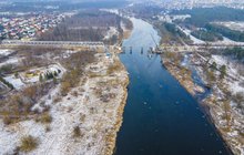 Widok z lotu ptaka na nasuwanie mostu kolejowego na rzece Narew. 19.01.2022 r. fot. Łukasz Bryłowski, źródło PLK, zdjęcie nr 2