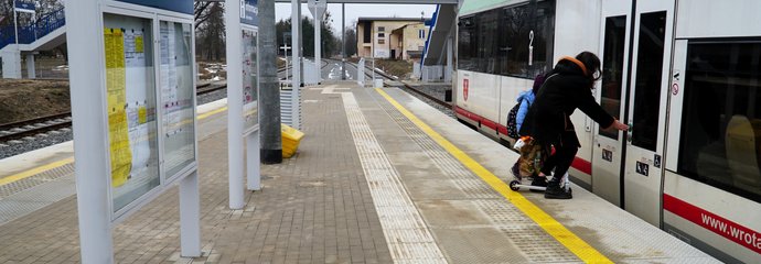 Stacja Hajnówka - podróżni wsiadają do pociągu fot Tomasz Łotowski PKP Polskie Linie Kolejowe SA