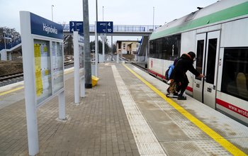 Stacja Hajnówka - podróżni wsiadają do pociągu fot Tomasz Łotowski PKP Polskie Linie Kolejowe SA
