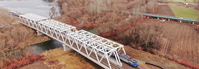 Most na Wiśle w Goczałkowicach-Zdroju, pociąg na obiekcie, fot. Krzysztof Ścigała