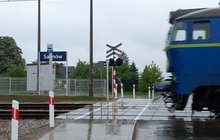 Pociąg jedzie przez przejazd obok przystanku w Sarnowie, fot. Dariusz Marciniuk