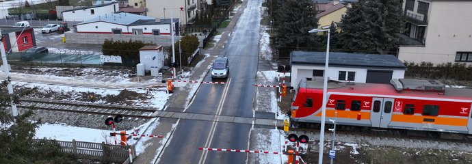 Widok z góry na zmodernizowany przejazd kolejowo-drogowy w Odolionie. fot. Paweł Mieszkowski PLK