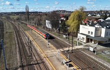 Pociąg regionalny odjeżdża ze stacji Kraków Batowice w kierunku Krakowa Głównego, widok z lotu ptaka, fot. Piotr Hamarnik