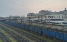 Pociąg towarowy i pasażerski przy peronach stacji Krzyż, fot. Radosław Śledziński