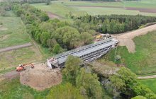 Pracownicy i maszyny na remontowanym moście w Niestępowie. fot. Szymon Danielek PKP PLK (1)