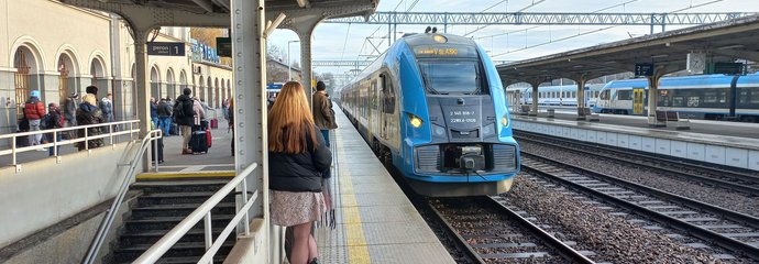 Stacja Rybnik Stacja Rybnik, podróżni na peronie, przy peronie pociąg, fot. Katarzyna Głowacka