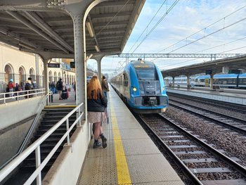 Stacja Rybnik, podróżni na peronie, przy peronie pociąg, fot. Katarzyna Głowacka