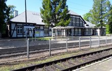 Stacja Wieluń Dąbrowa, perony, tory, budynek dworca, fot. Sylwia Winkler PLK