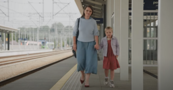 kadr z filmu, peron, kobieta trzymająca dziecko za rękę