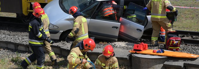 Symulacja akcji strażaków po wypadku na przejeździe