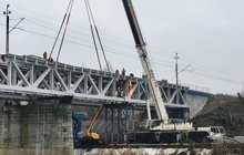 Dźwig przy budowie nowego przęsła mostu nad Wartą w Obornikach, widoczna rzeka, ceglane przęsło, a na góze sieć trakcyjna_fot.Radek Śledziński