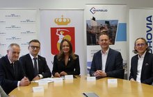 Przedstawiciele PLK SA, SZRM i wykonawcy podpisują umowe na budowę wiaduktu nad torami w Warszawa Wesoła, fot. Stołeczny Zarząd Rozbudowy Miasta (1)