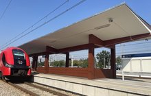 Wiata na przystanku Warszawa Wawer, widać pociąg wjeżdzający na przystanek, fot. Anna Znajewska-Pawluk