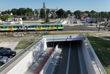 Pociąg jedzie po torach nad tunelem w Teresinie, fot. A.Lewandowski, P.Mieszkowski