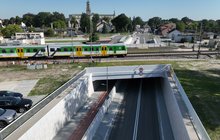 Pociąg jedzie po torach nad tunelem w Teresinie, fot. A.Lewandowski, P.Mieszkowski