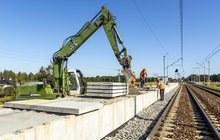 Siedlce Łaskie, budowa nowego peronu, pracownicy i dźwig układają płyty, Ł. Bryłowski PKP Polskie Linie Kolejowe S.A.