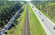 Tor linii na odcinku Toruń-Chełmża, obok droga krajowa nr 91. Fot. Szymon Danielek