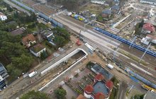 Widok z lotu ptaka na budowany tunel w Legionowie. Widać tory po których jedzie pociąg, fot. Łukasz Bryłowski (3)