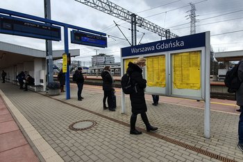 stacja Warszawa Gdańska, osoby czekają na pociąg, rozkład jazdy, w tle widać nową kładkę, autor: Karol Jakubowski