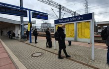 stacja Warszawa Gdańska, osoby czekają na pociąg, rozkład jazdy, w tle widać nową kładkę, autor: Karol Jakubowski