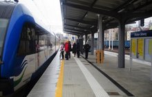 Podróżni i pociąg na stacji Olsztyn Główny. fot. Andrzej Puzewicz PKP PLK