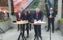 Przedstawiciele PLK SA i partnerów biznesopwych podpisują list intencyjny; fot. Gabriela Juszczuk