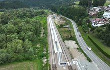 Przystanek Andrzejówka - nowy peron, widać nowe wiaty, ławki, tablice informacyjne, oznakowanie, fot. Krzysztof Dzidek 