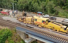 Podbijarka torowa pracuje na moście kolejowym na CMK - widok z góry, fot. Paweł Chamera