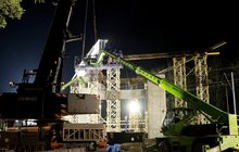 Mokra Wieś prace przy układaniu stalowych belek fot. Łukasz Bryłowski PKP Polskie Linie Kolejowe S.A