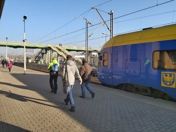 Pasażerowie i pociąg na stacji Bielsko Biała