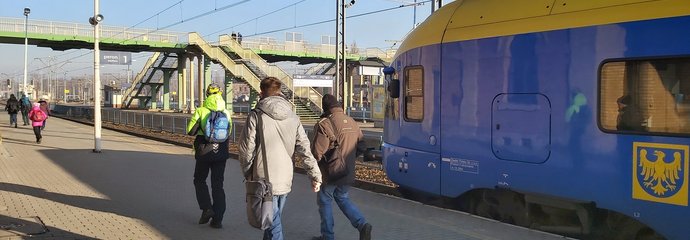 Pasażerowie i pociąg na stacji Bielsko Biała