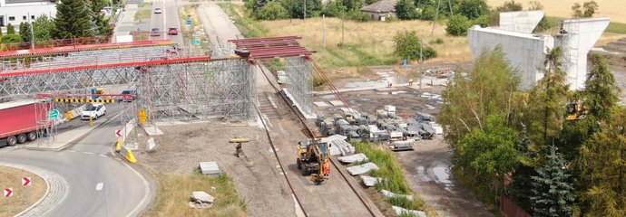 Mielec - widać fragmenty konstrucji nowego wiaduktu, pracują ludzie i sprzęt, fot. Krzysztof Dzidek (1)