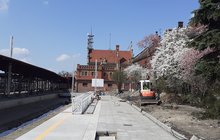 Opole Główne - nawierzchnia budowanego nowego peronu 1a; obok przygotowane miejsce pod budowę toru; w tle budynek dworca, foto Kamil Justyniarski