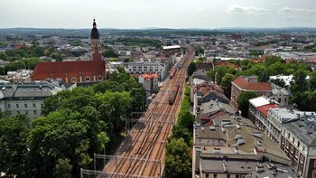 Pociągi mijają się na linii średnicowej w Krakowie, widok z lotu ptaka, fot. Piotr Hamarnik