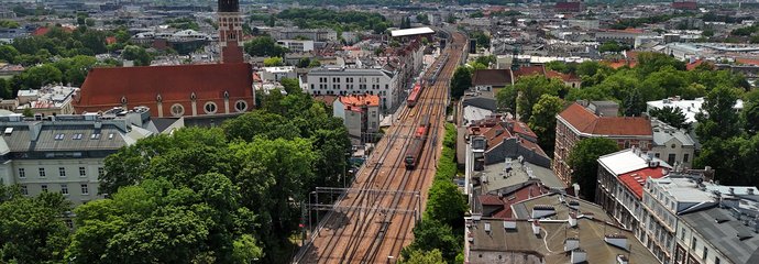 Pociągi mijają się na linii średnicowej w Krakowie, widok z lotu ptaka, fot. Piotr Hamarnik