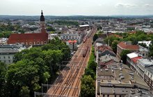 Pociągi mijają się na linii średnicowej w Krakowie, widok z lotu ptaka, fot. Piotr Hamarnik