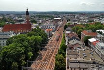 Pociągi mijają się na linii średnicowej w Krakowie, widok z lotu ptaka, fot. Piotr Hamarnik