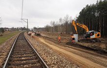 Pracownicy i maszyny na placu budowy linii Wieliszew-Zegrze Południowe. fot. Marcin Egert PLK