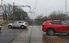 Samochody na przejeździe na Starołęce, tory i sieć trakcyjna_fot.Radek Śledziński
