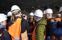 Warszawa Zachodnia - Wiceminister infrastruktury Piotr Malepszak wśród dziennikarzy na budowie przejścia podziemnego pod stacją 6 fot. Rafał Wilgusiak PLK SA