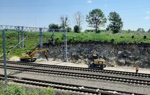 Widok na tory kolejowe i prace maszyn i ludzi na placu budowy łącznicy Czarnca-Włoszczowa Płn. fot. ZUE S.A.