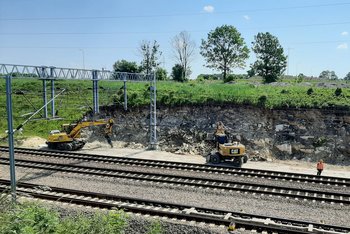 Widok na tory kolejowe i prace maszyn i ludzi na placu budowy łącznicy Czarnca-Włoszczowa Płn. fot. ZUE S.A.