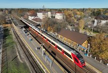 Pociąg przy peronie stacji Warszawa Falenica przed modernizacją, fot. A.Lewandowski, P.Mieszkowski